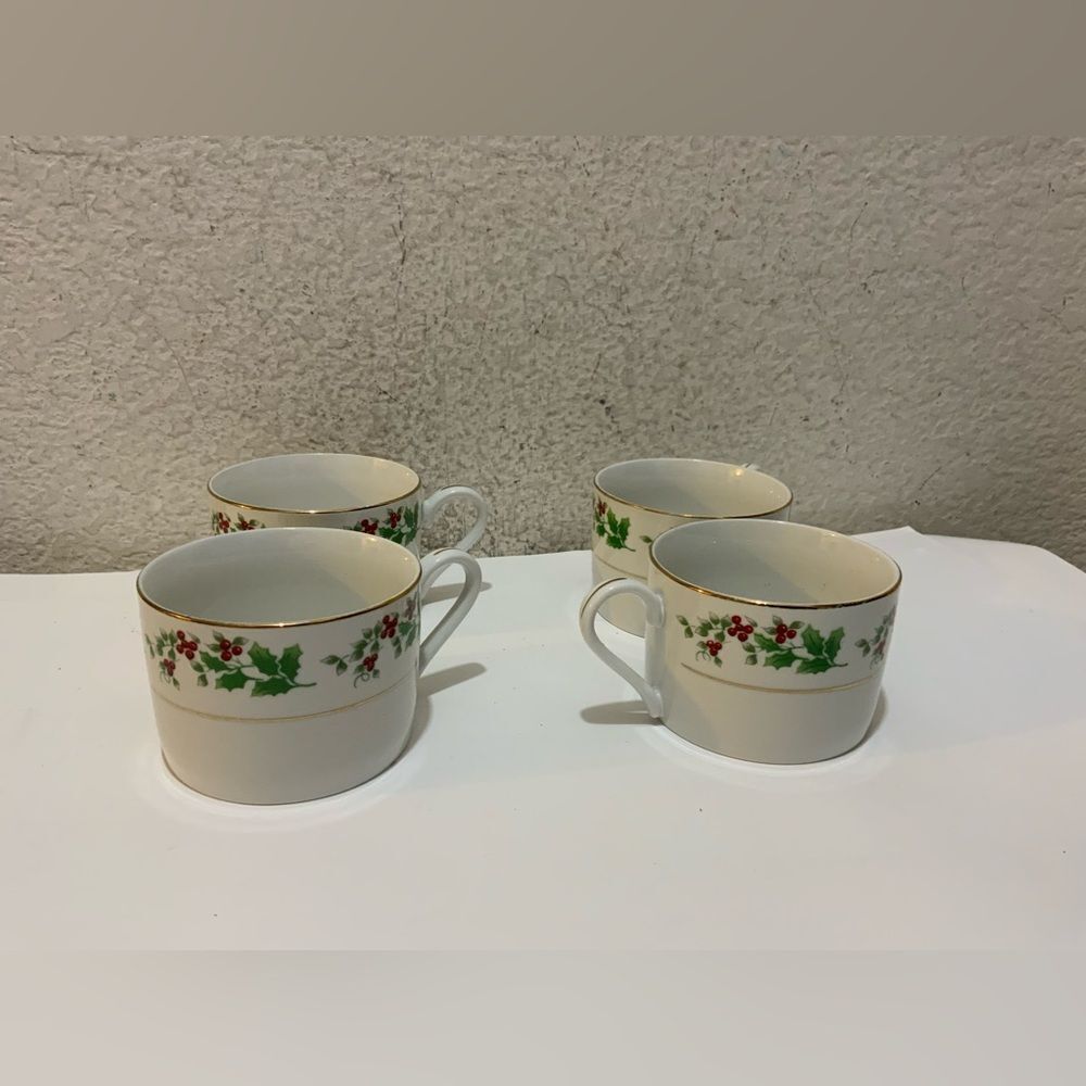 Set Of 4 Gibson Christmas Charm Holly Berry Flat Tea / Coffee Cups G26
